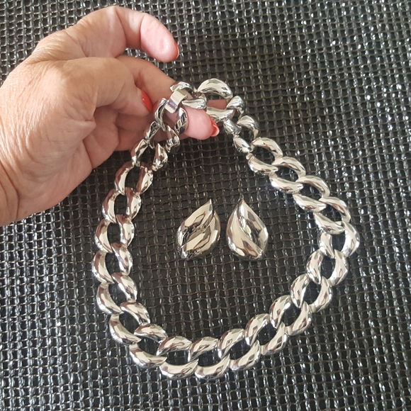 Silver Tone Hammered Links Necklace Earrings Set - Picture 2 of 3